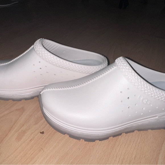 Ugg rubber white slip on in a size 8 - Picture 2 of 4